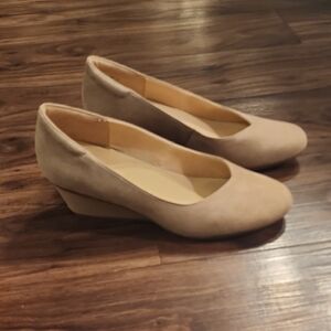 Elegant Tan Wedge Pumps